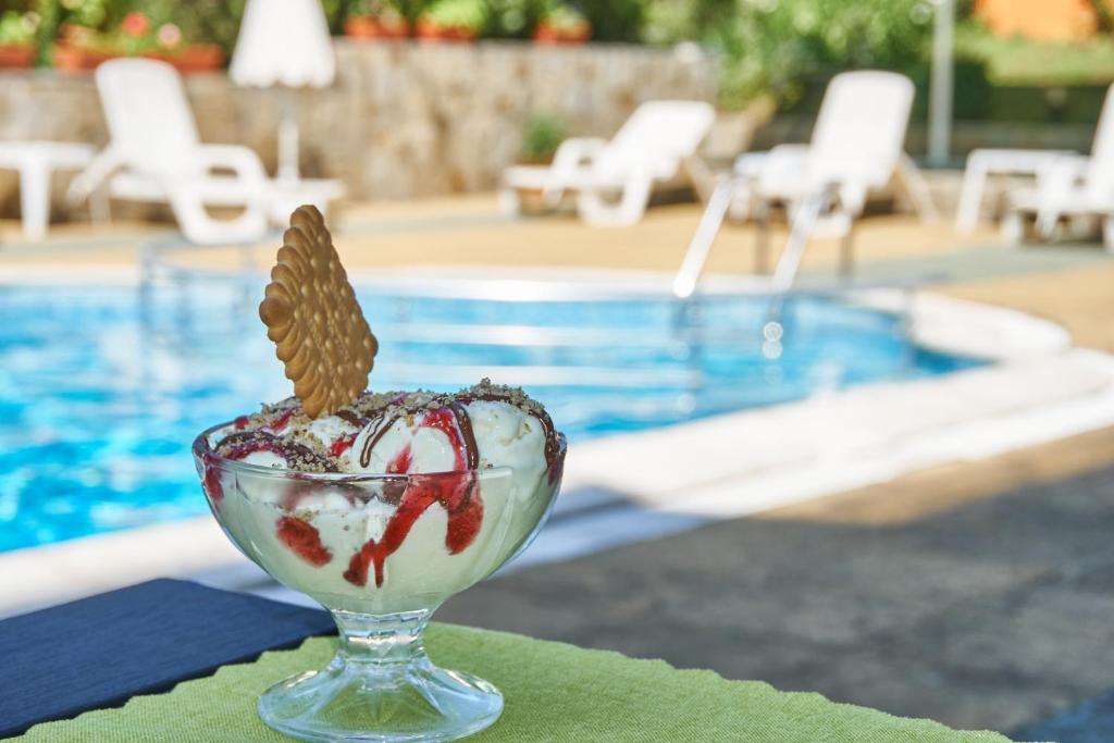 Bazén v ubytování Hotel Sea Star Приморско nebo v jeho okolí