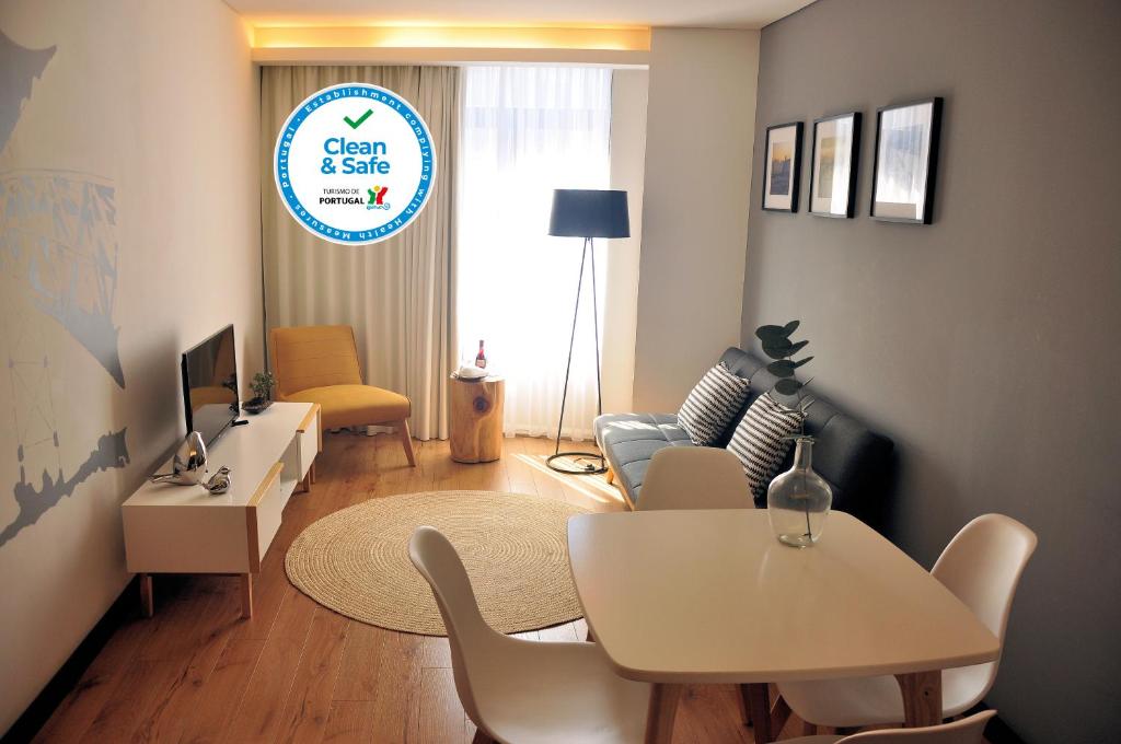 sala de estar con mesa blanca y sillas en PicPorto Apartment, en Oporto