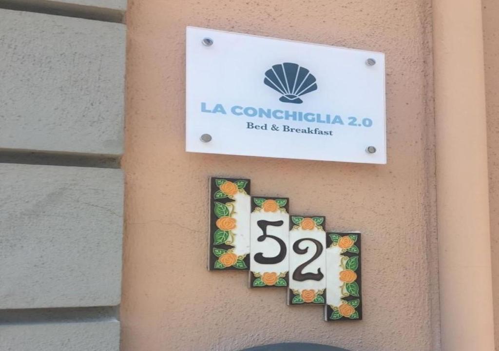 Ein Schild auf einem Gebäude, auf dem la concordiaosaosaosa schwarz steht. in der Unterkunft La Conchiglia 2.0 in Soverato Marina