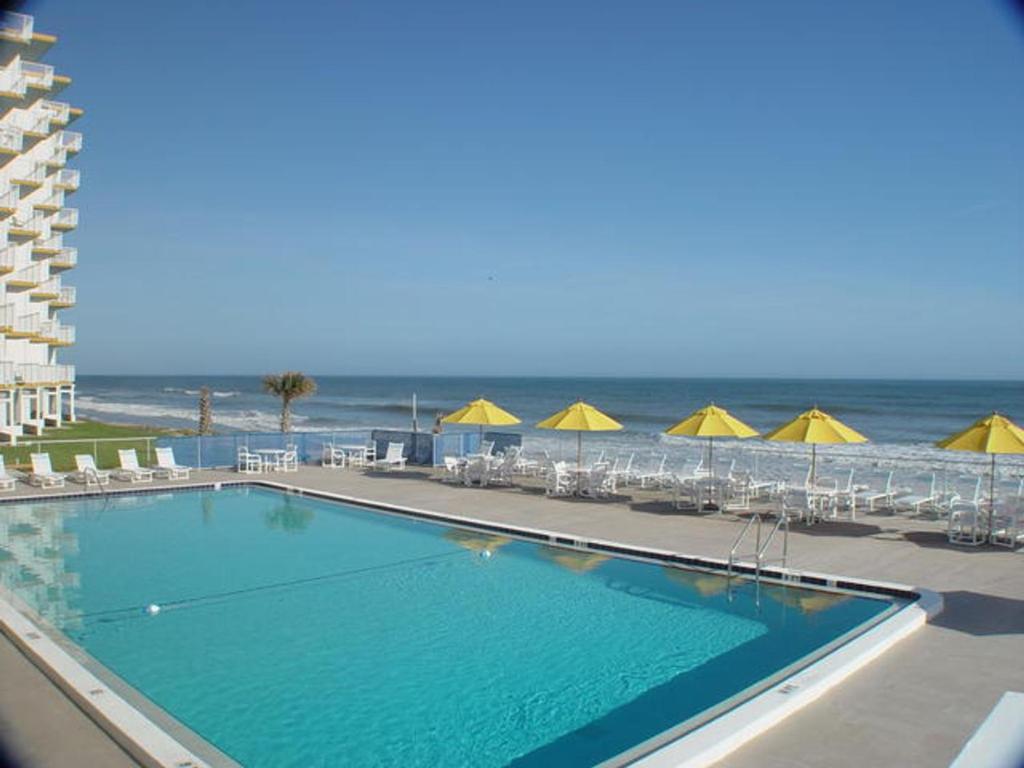 Bazén v ubytování Smyrna Beach Club A603 by Ocean Properties nebo v jeho okolí