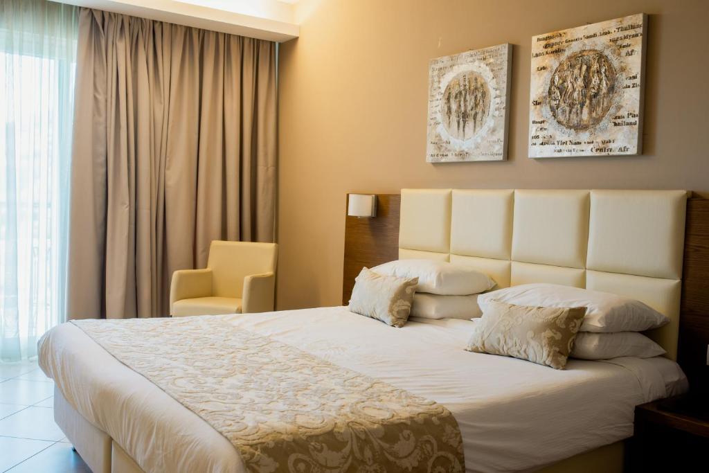 Postel nebo postele na pokoji v ubytování Aar Hotel & Spa Ioannina