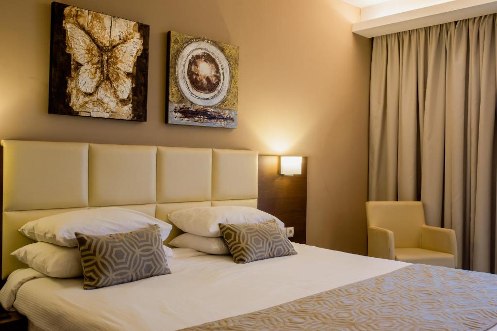 Postel nebo postele na pokoji v ubytování Aar Hotel & Spa Ioannina
