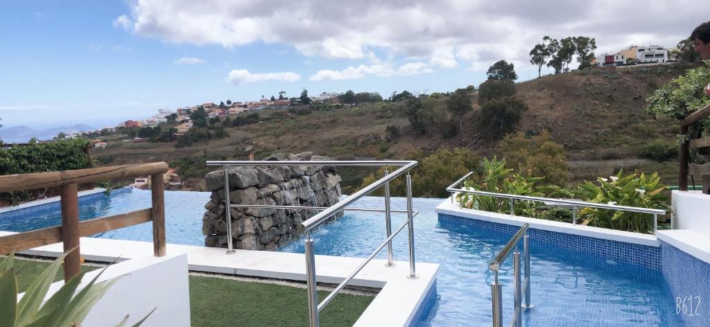 a view of the infinity pool at a resort at Los Viejitos en Firgas in Firgas