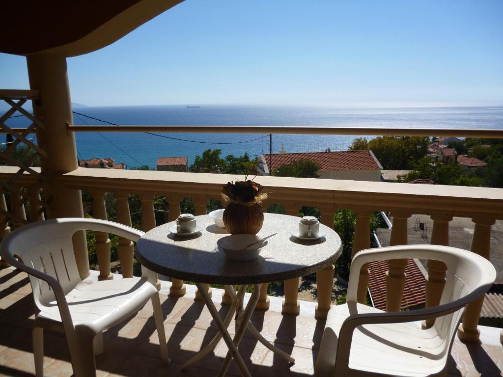 d'une table et de chaises sur un balcon avec vue sur l'océan. dans l'établissement Marinos Studios at Lourdata village, à Lourdhata