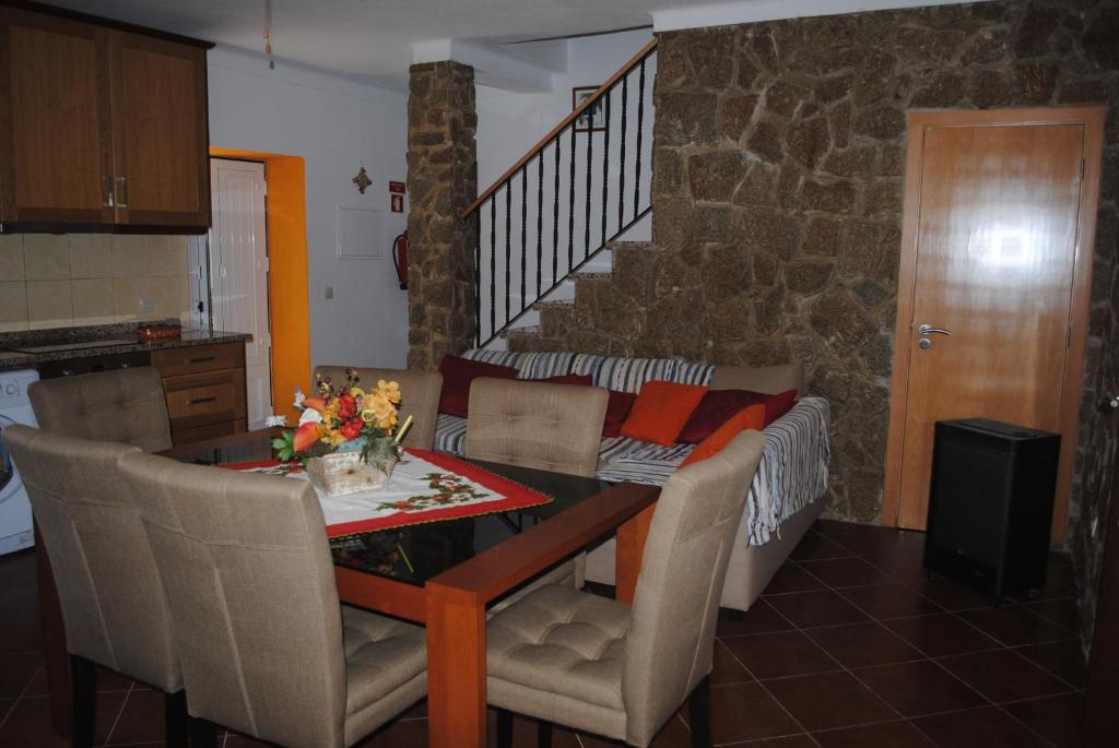 eine Küche und ein Esszimmer mit einem Tisch und Stühlen in der Unterkunft Moradia Familia Escoto in Monsanto