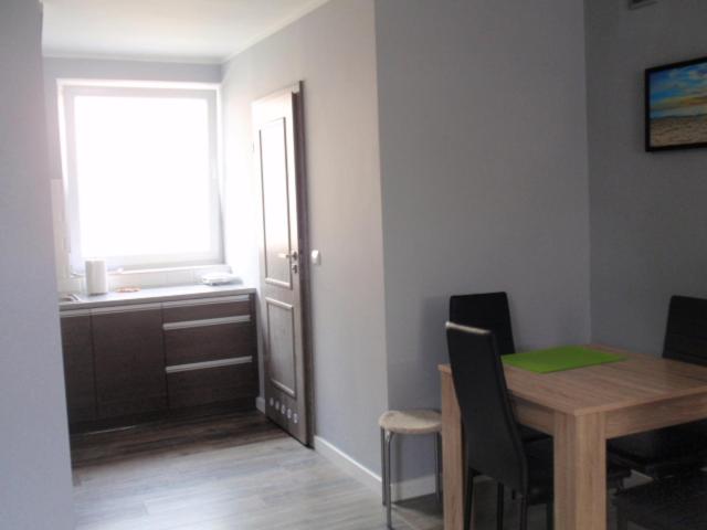 Televízia a/alebo spoločenská miestnosť v ubytovaní Apartament Unii Europejskiej
