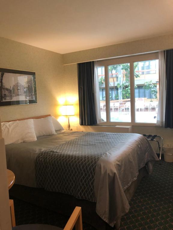 Postel nebo postele na pokoji v ubytování Travelodge by Wyndham Winnipeg East