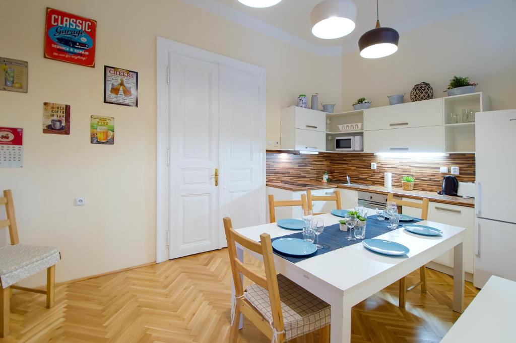 Küche/Küchenzeile in der Unterkunft City Center Apartment Legerova