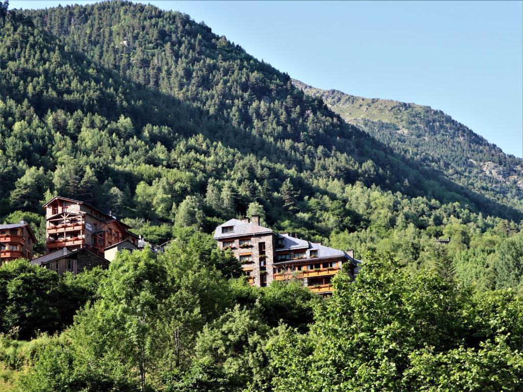 Nespecifikovaný výhled na hory nebo výhled na hory při pohledu z hotelu