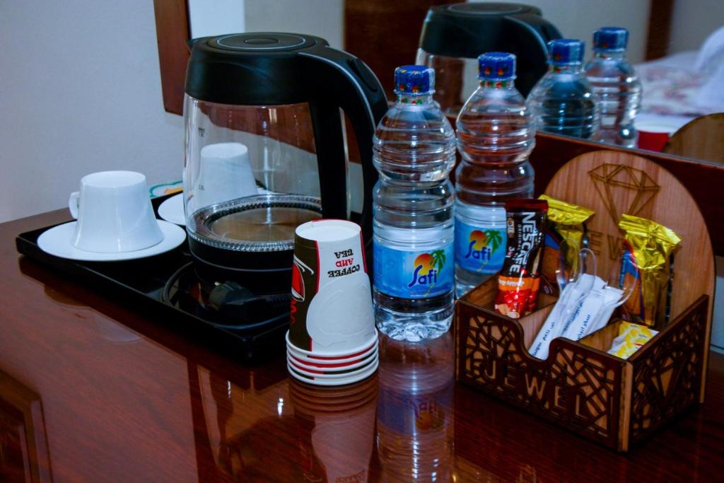 Příslušenství pro přípravu čaje a kávy v ubytování Jewel Matrouh Hotel