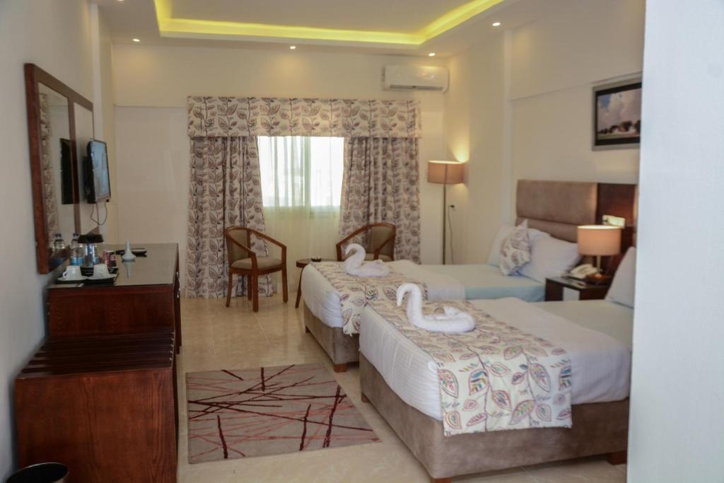 Postel nebo postele na pokoji v ubytování Jewel Matrouh Hotel