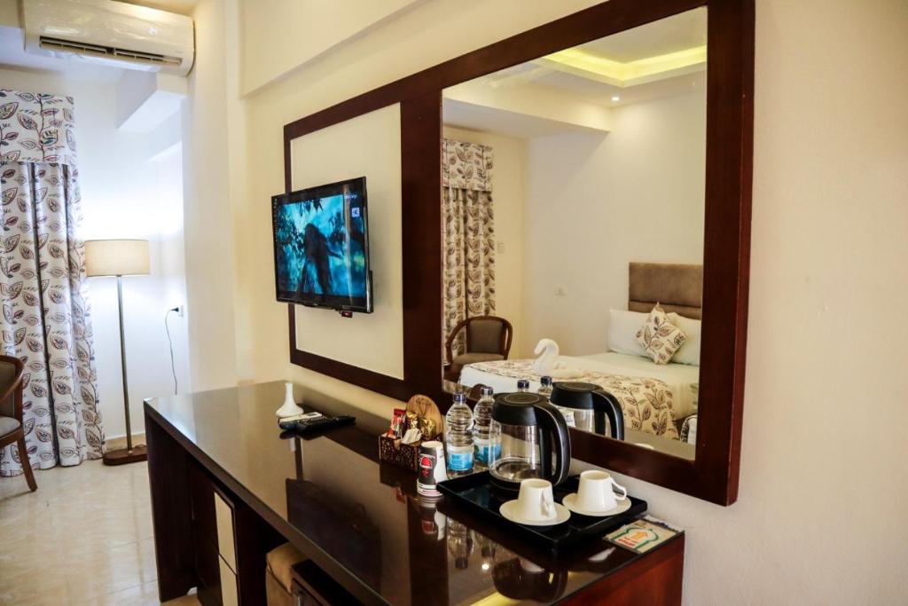 TV a/nebo společenská místnost v ubytování Jewel Matrouh Hotel