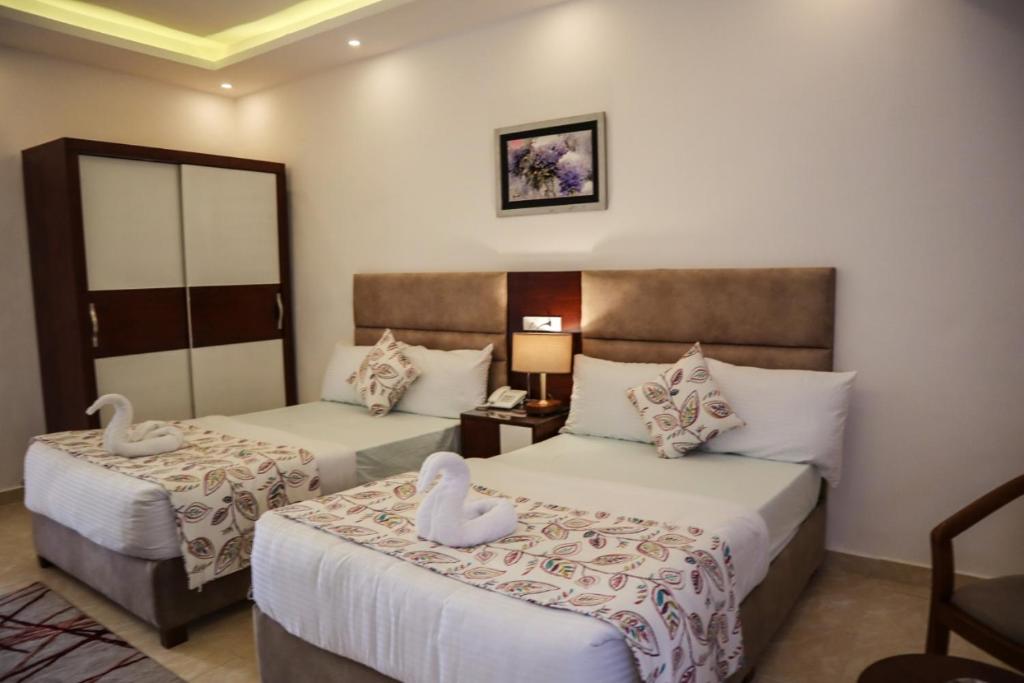 Postel nebo postele na pokoji v ubytování Jewel Matrouh Hotel