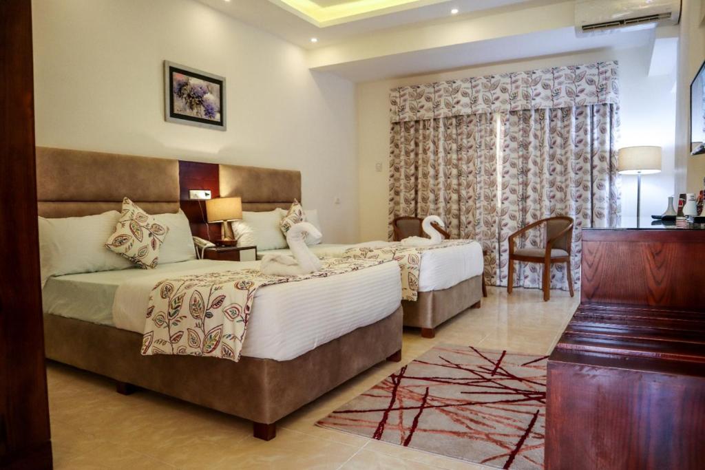 Postel nebo postele na pokoji v ubytování Jewel Matrouh Hotel