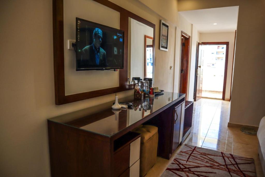 TV a/nebo společenská místnost v ubytování Jewel Matrouh Hotel