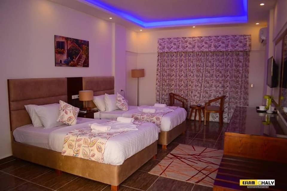 Postel nebo postele na pokoji v ubytování Jewel Matrouh Hotel