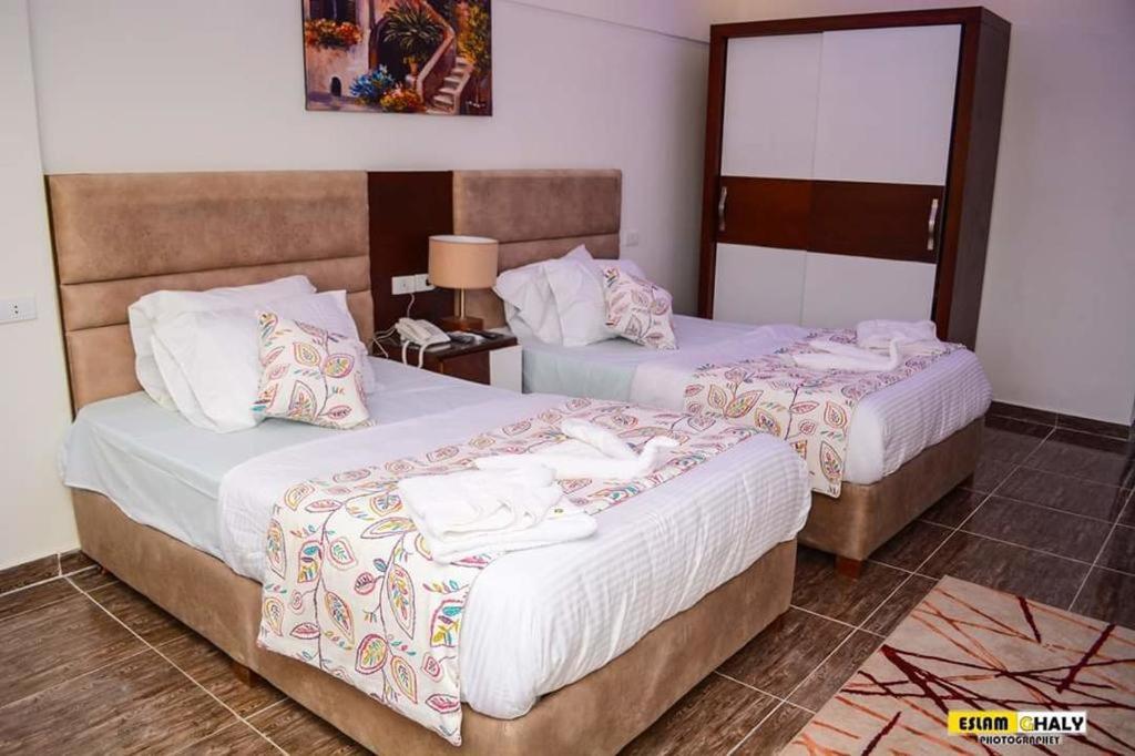 Postel nebo postele na pokoji v ubytování Jewel Matrouh Hotel