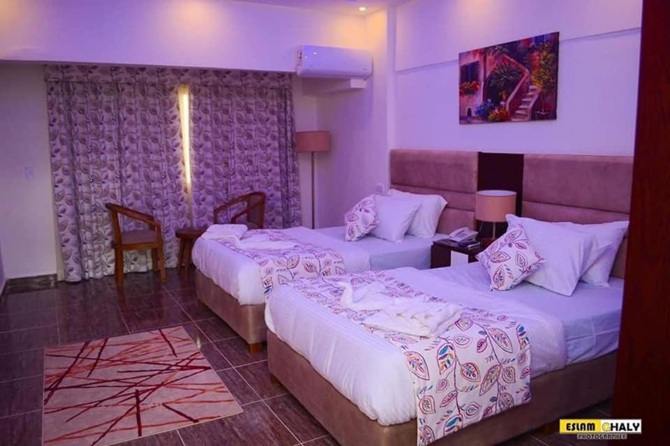 Postel nebo postele na pokoji v ubytování Jewel Matrouh Hotel