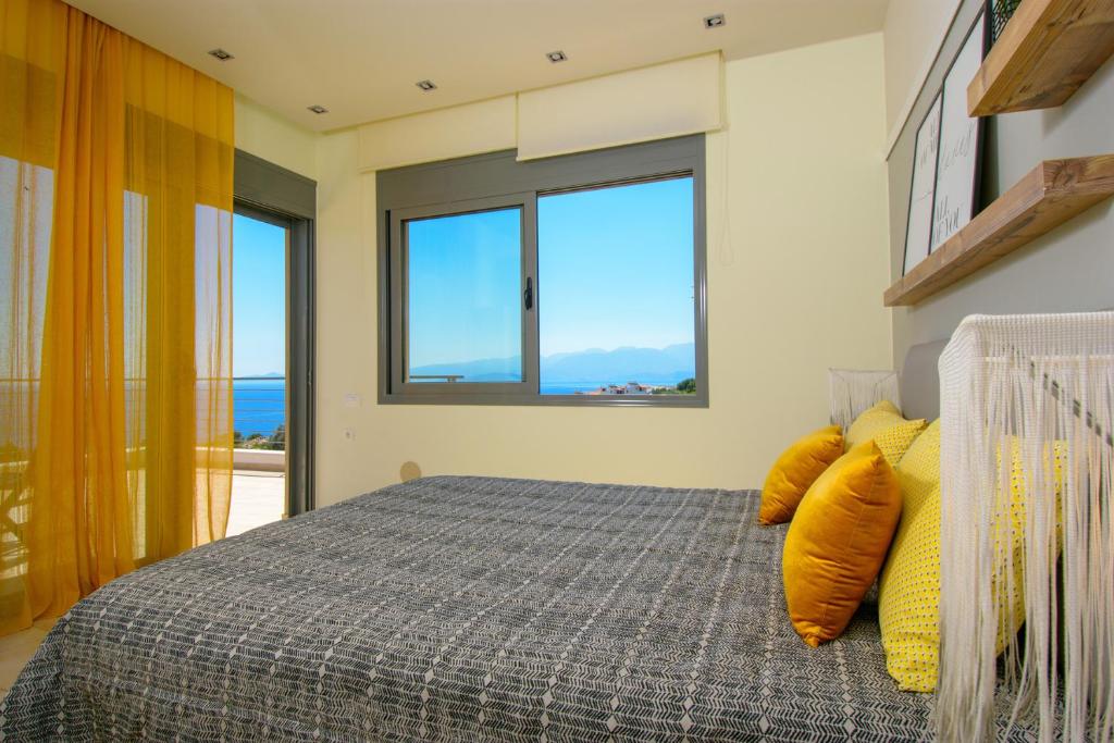 Postel nebo postele na pokoji v ubytování Anemos Elounda Villas