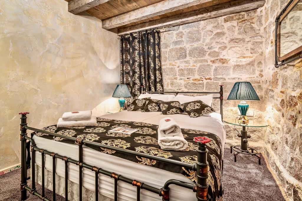 Una cama o camas en una habitaci&oacute;n de Historic Plaza Varos Split