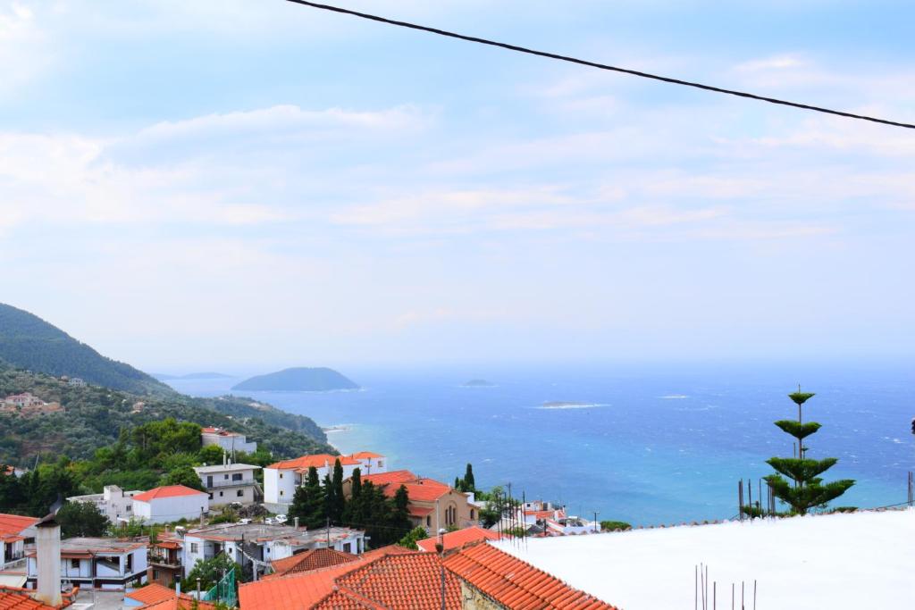 a view of a town and the ocean at Casa di levante - Glossa Skopelos in Loutraki