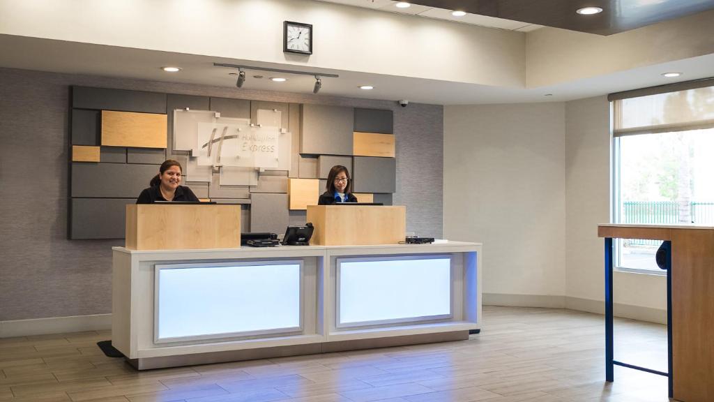 Oaspeți care stau la Holiday Inn Express Fullerton-Anaheim by IHG