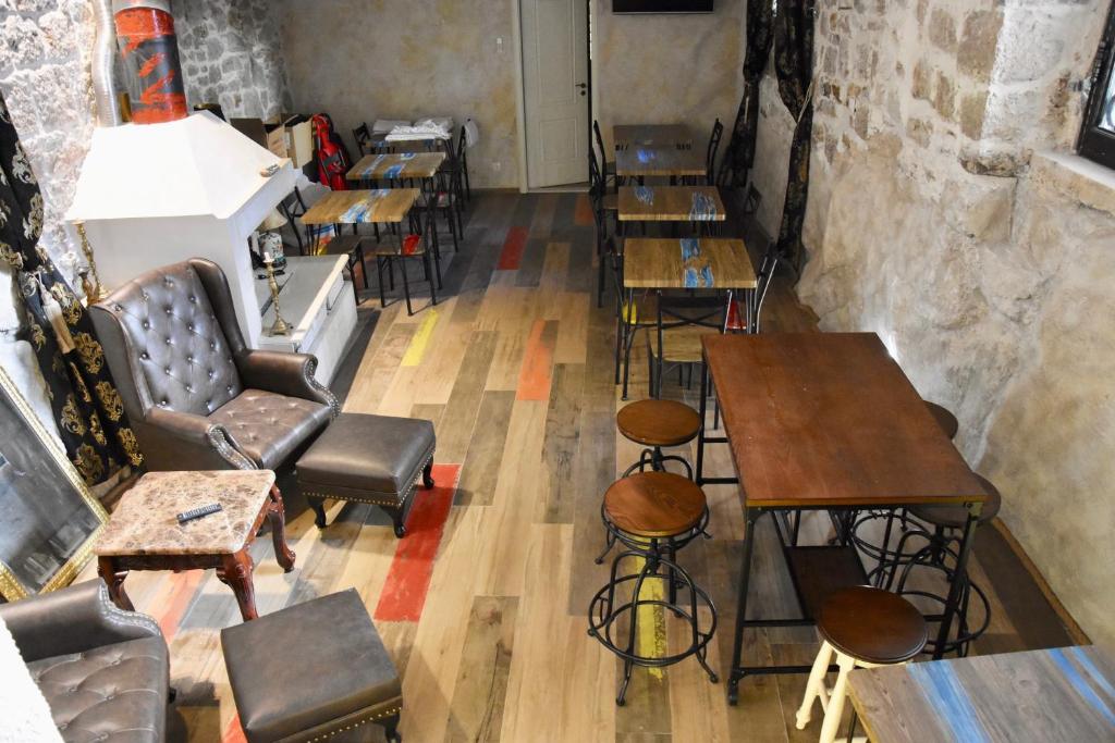 Un restaurante u otro lugar para comer en Historic Plaza Varos Split
