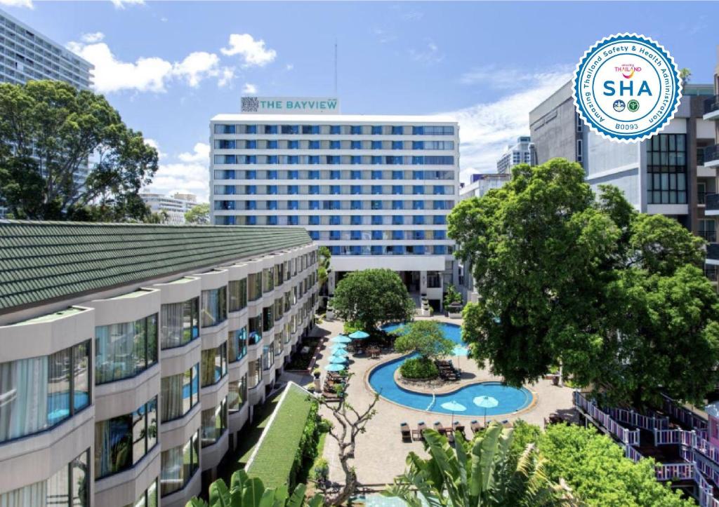 een weergave van de buitenkant van het hoofdkantoor van sitzitz bedrijven bij The Bayview Hotel Pattaya in Pattaya