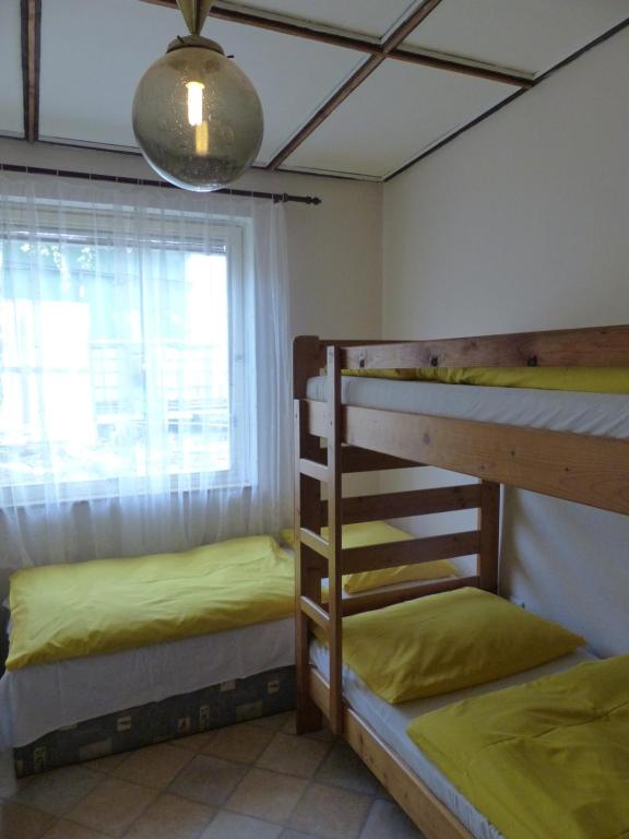 Двухъярусная кровать или двухъярусные кровати в номере SK Delfín Jesenice Cheb