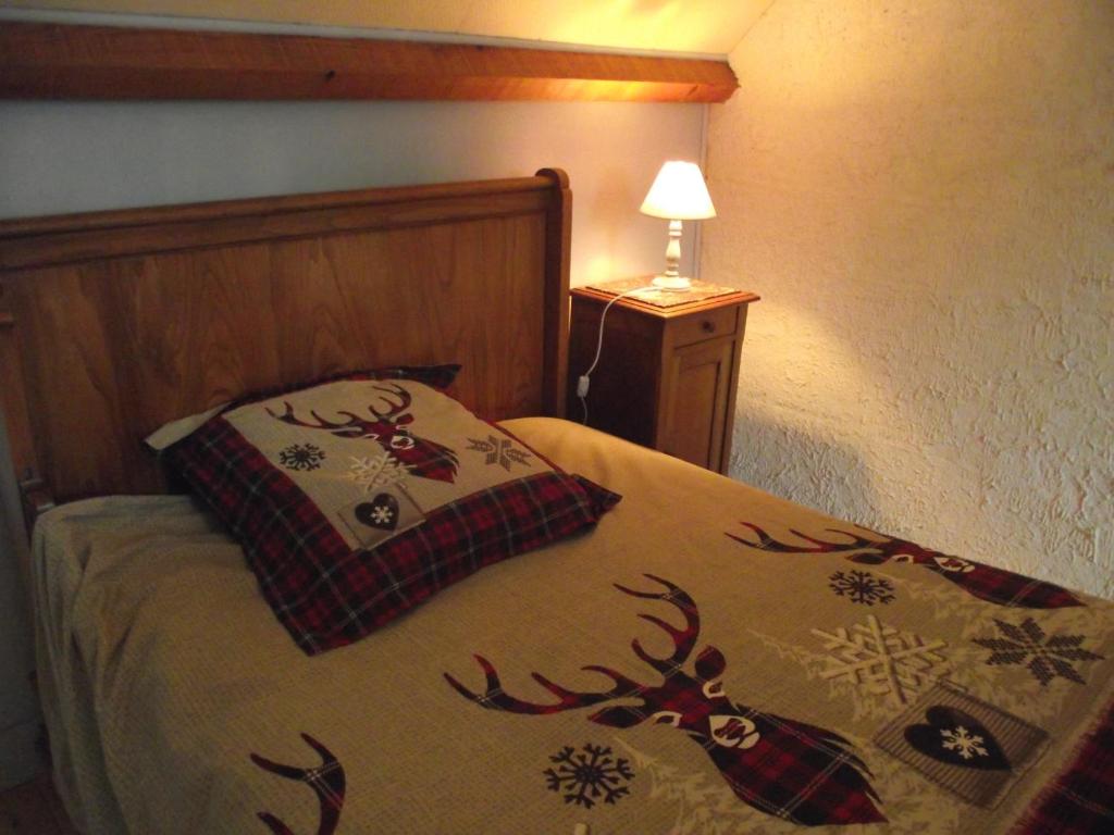 Postel nebo postele na pokoji v ubytování chambres du grès rouge de Beauval