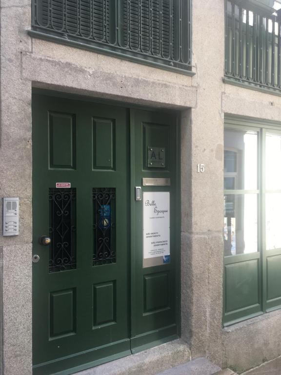 una puerta verde al lado de un edificio en GuestReady - Belle Epoque Apartmento - 3.1, en Oporto