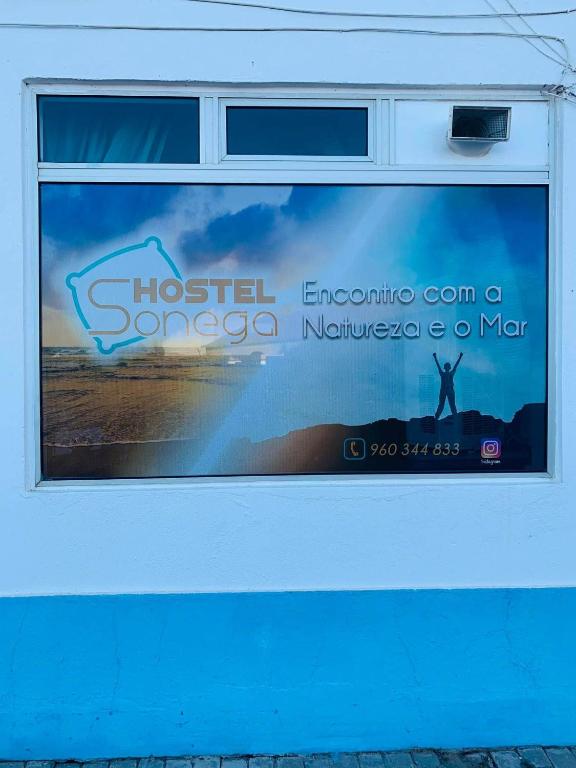 une fenêtre avec un panneau sur le côté d'un bus dans l'établissement SonegaHostel, à Sonega