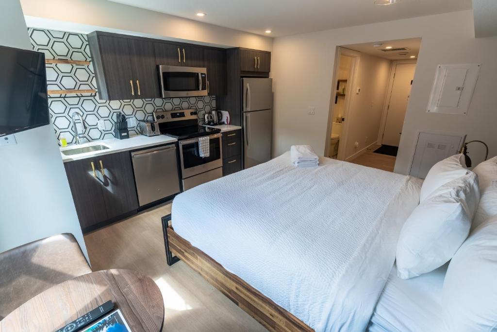 Kuchyň nebo kuchyňský kout v ubytování Basecamp Suites Canmore