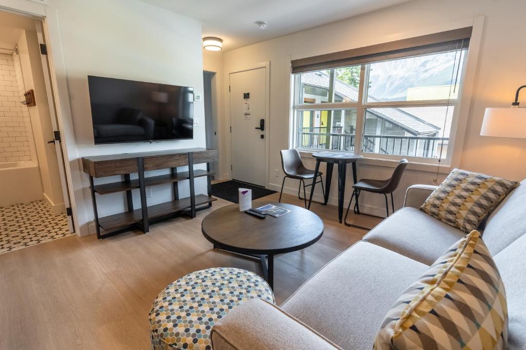 TV a/nebo společenská místnost v ubytování Basecamp Suites Canmore