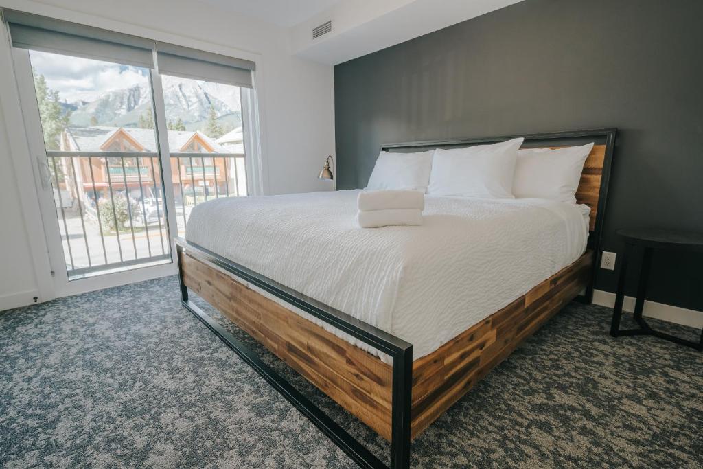 Postel nebo postele na pokoji v ubytování Basecamp Suites Canmore