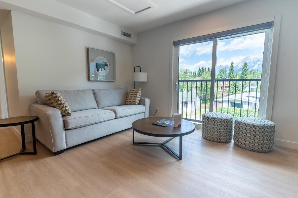 Posezení v ubytování Basecamp Suites Canmore