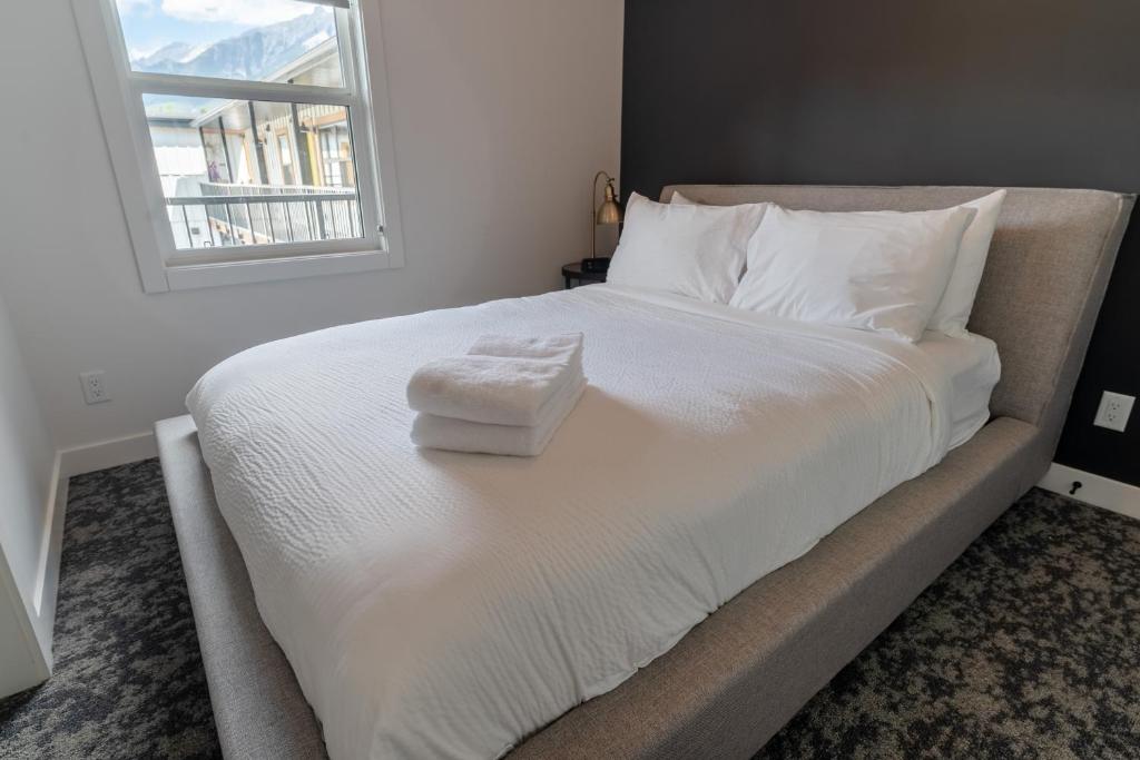 Postel nebo postele na pokoji v ubytování Basecamp Suites Canmore