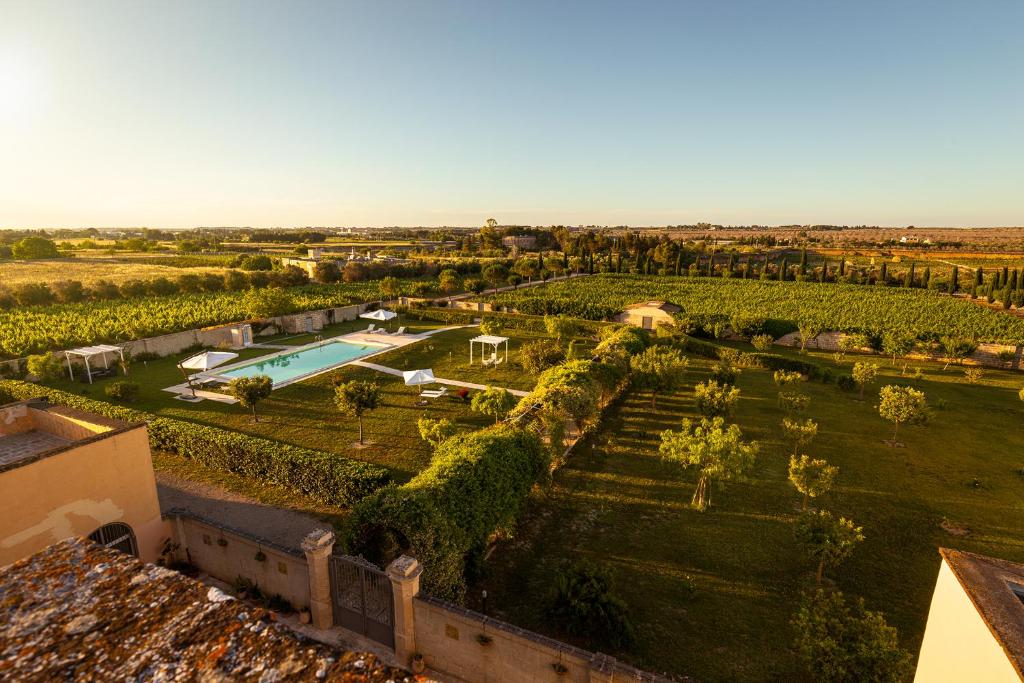 uma vista aérea de uma villa com um jardim e uma piscina em Tenuta Giardini Nuovi em Novoli