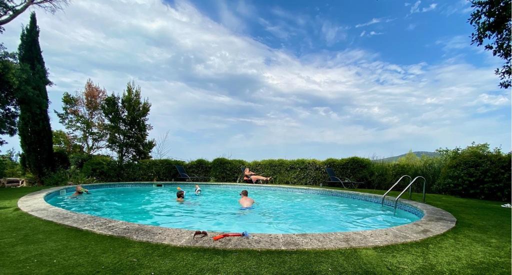 Bazén v ubytování Le Moulin de Varrians nebo v jeho okolí