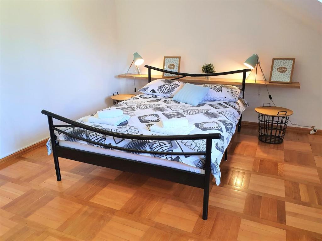 Posteľ alebo postele v izbe v ubytovaní Apartamenty pod Holicą