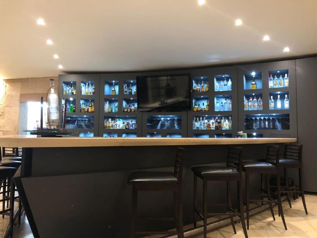 El lounge o bar de We Hotel Aeropuerto