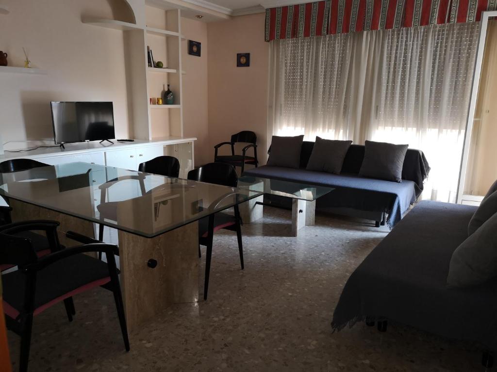 uma sala de estar com um sofá e uma mesa em Apartamento la luna em Castellón de la Plana