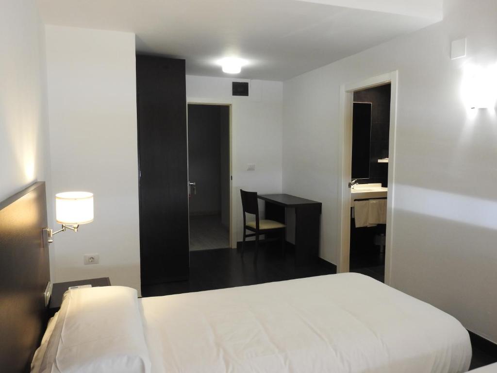 Postel nebo postele na pokoji v ubytování Hostal Meson de Paco