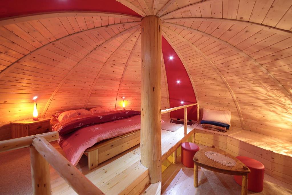 Art Apartments Minic في كولاسين: غرفة نوم مع سرير في غرفة على شكل قبة