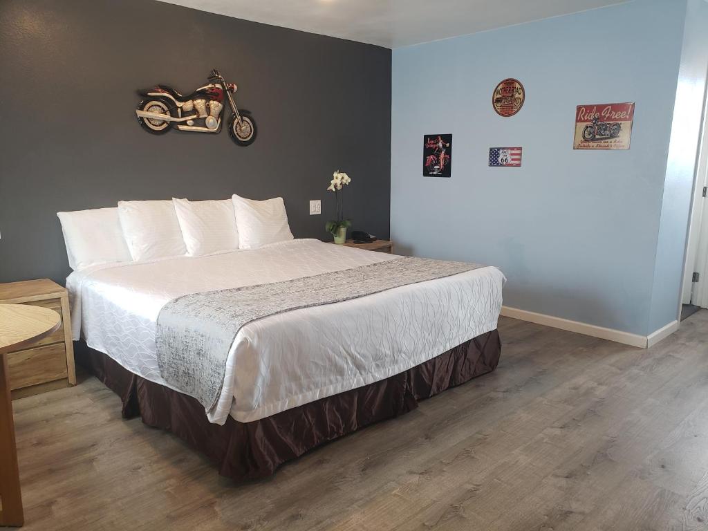 Postel nebo postele na pokoji v ubytování Deluxe Inn