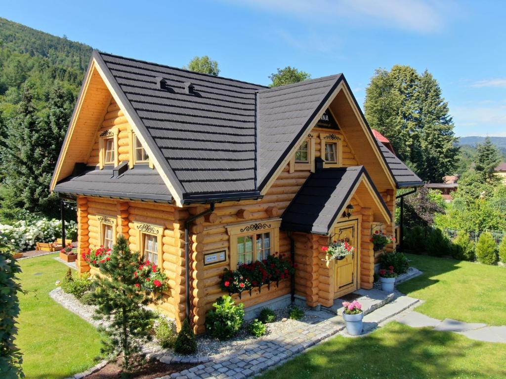 ブレンナにあるWilla Brennaの黒屋根の丸太小屋