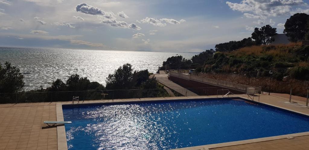 - une piscine avec vue sur l'eau dans l'établissement Apartamento con vistas al mar, à Salou