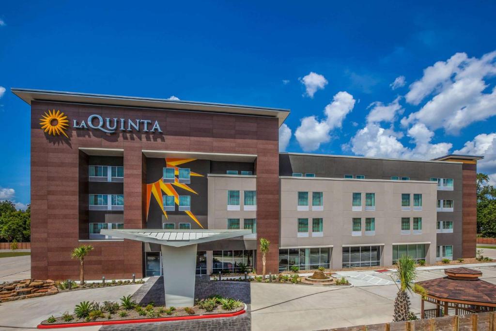 an exterior view of a hotel at La Quinta by Wyndham Houston East at Sheldon Rd in Channelview