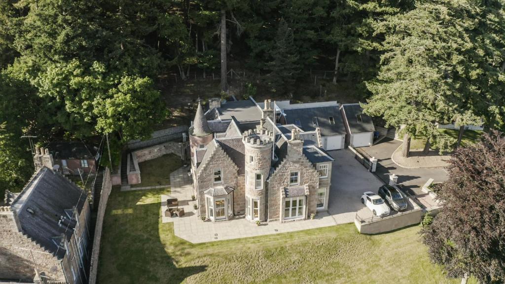 uma vista aérea de uma grande casa com um quintal em St Andrews House em Ballater