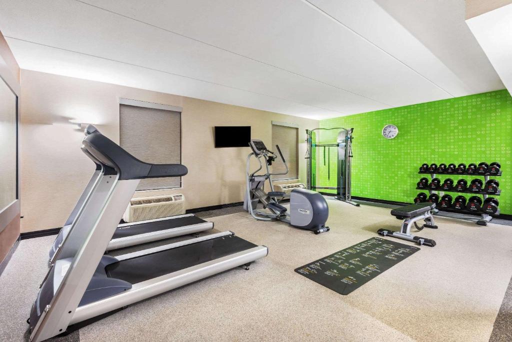 Fitness centrum a/nebo fitness zařízení v ubytování La Quinta by Wyndham Jamestown